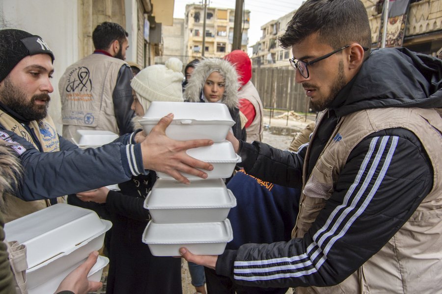 WFP-supported hot meals are distributed to displaced people in Aleppo, Syria, on 7 February following earthquakes. Photo: Al-Ihsan Charity